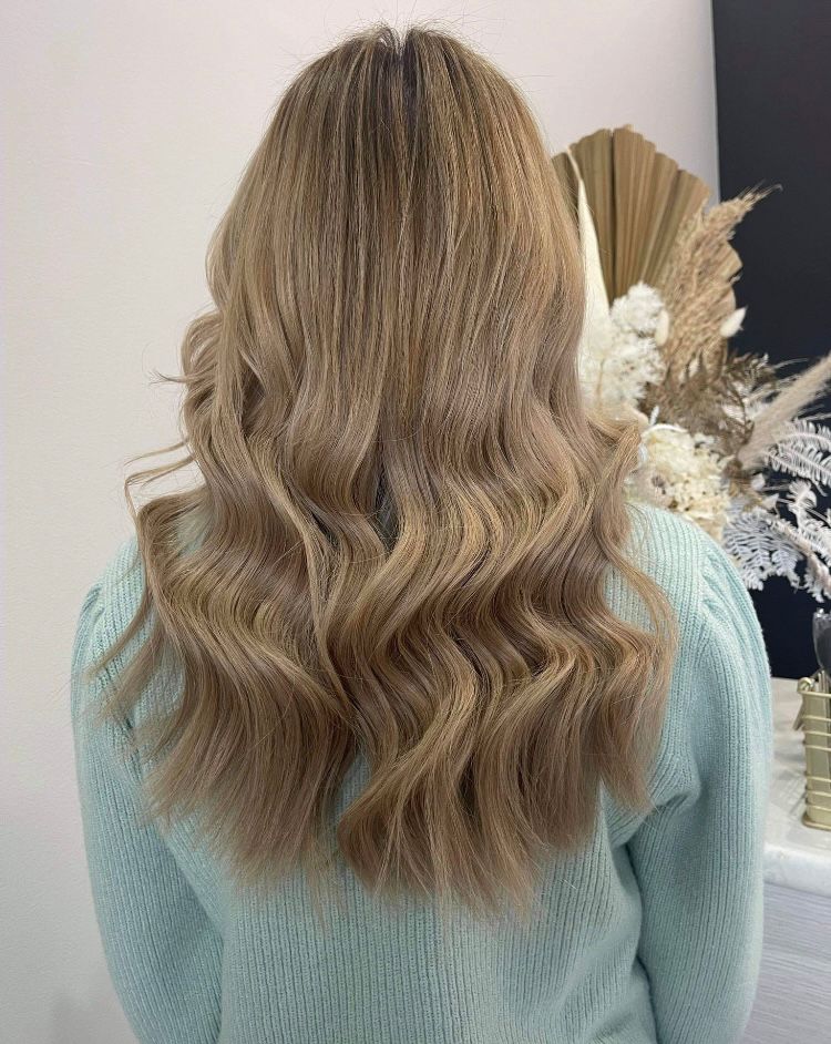 Classic Weft 120gm (18") #8N Natural Dark Blonde